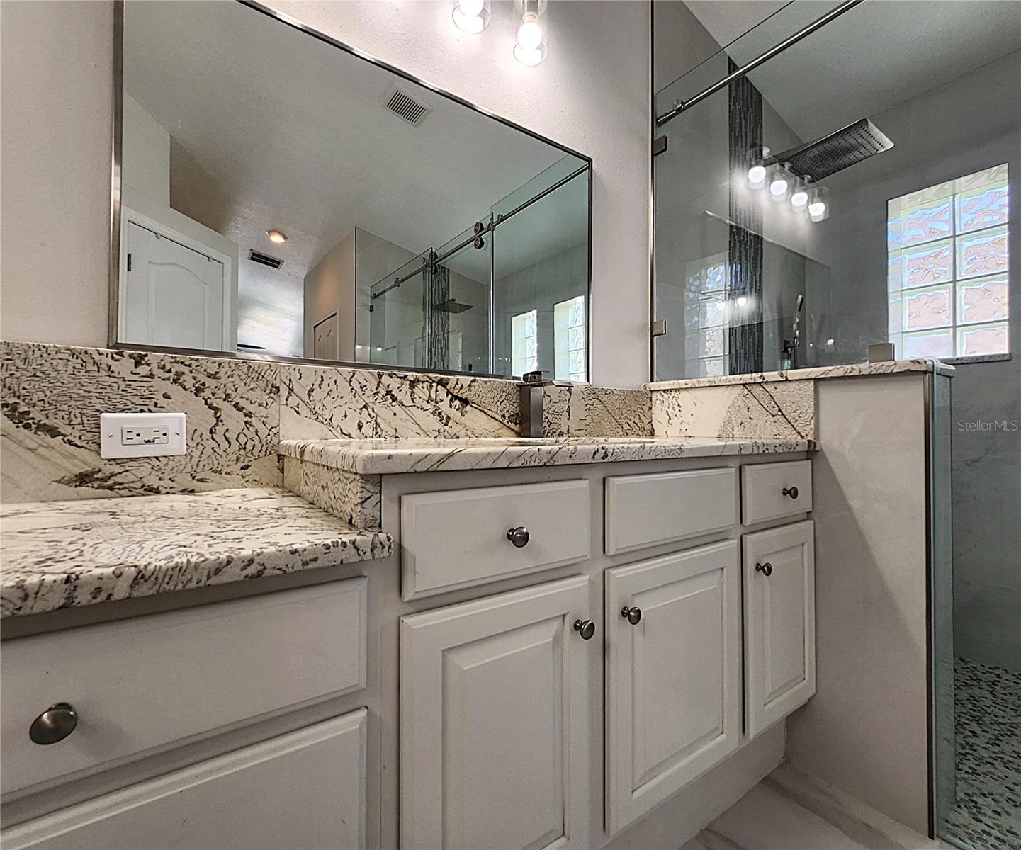Master Split Vanities w/Granite Countertops