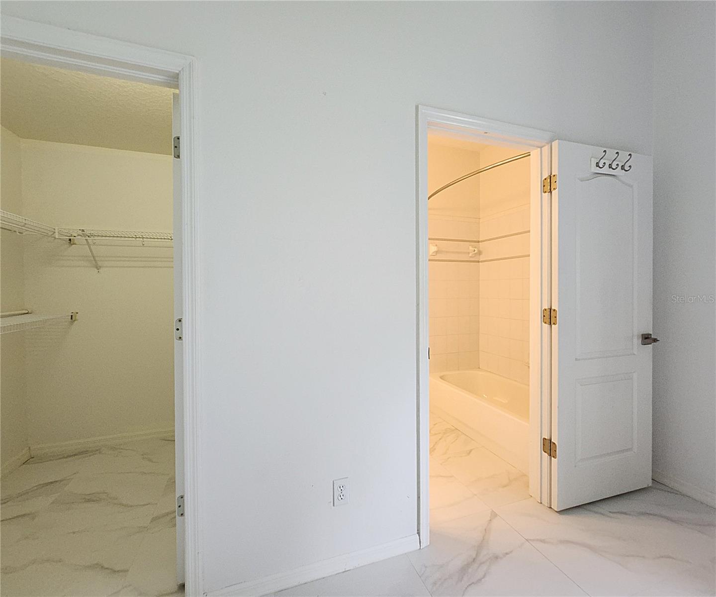 Mother-In-Law w/En Suite Bathroom and Walk-In Closet