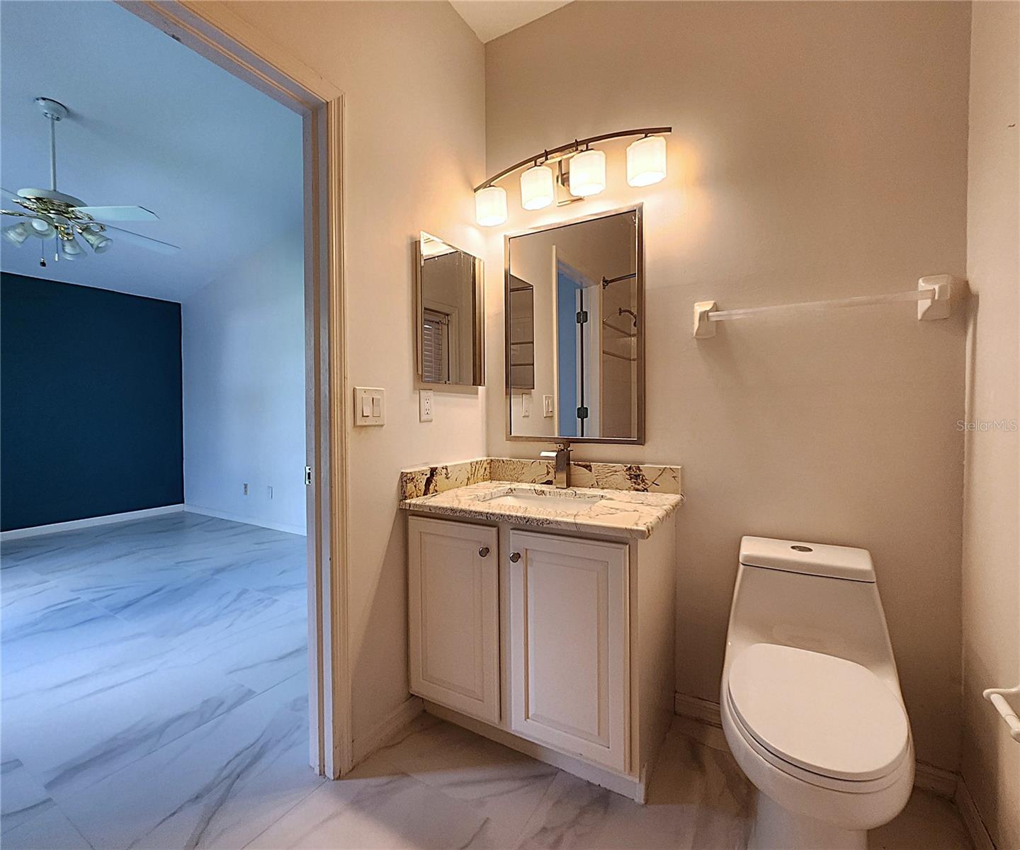 Mother-In-Law w/En Suite Bathroom, Walk-In Closet, & Private Entry