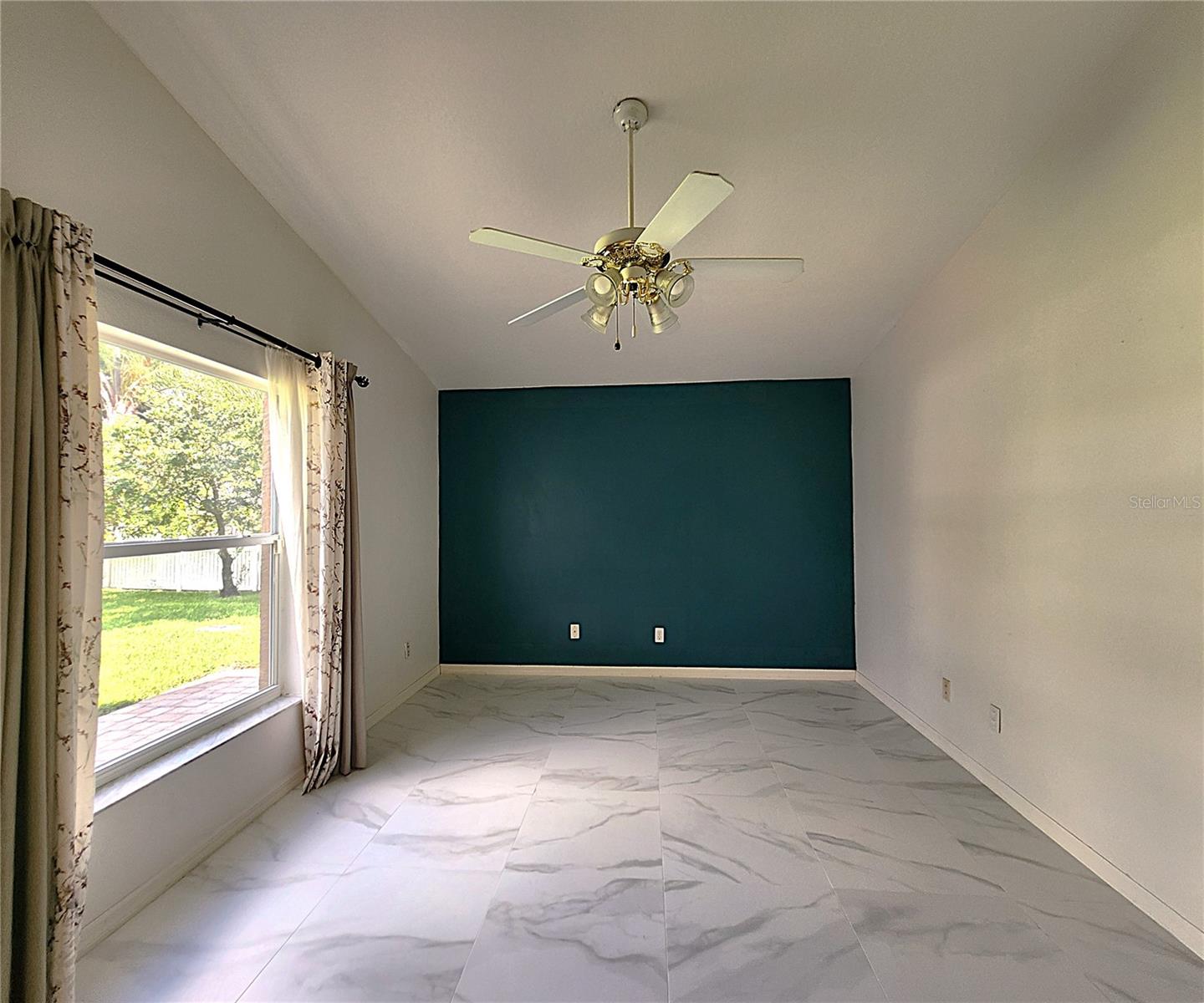 Mother-In-Law w/En Suite Bathroom, Walk-In Closet, & Private Entry