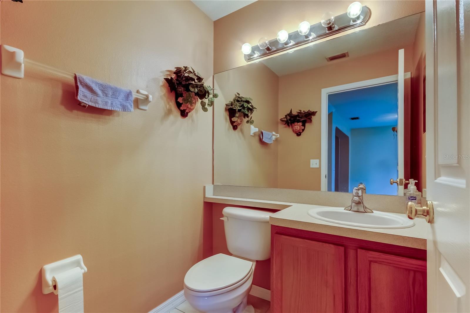 1/2 bath downstairs