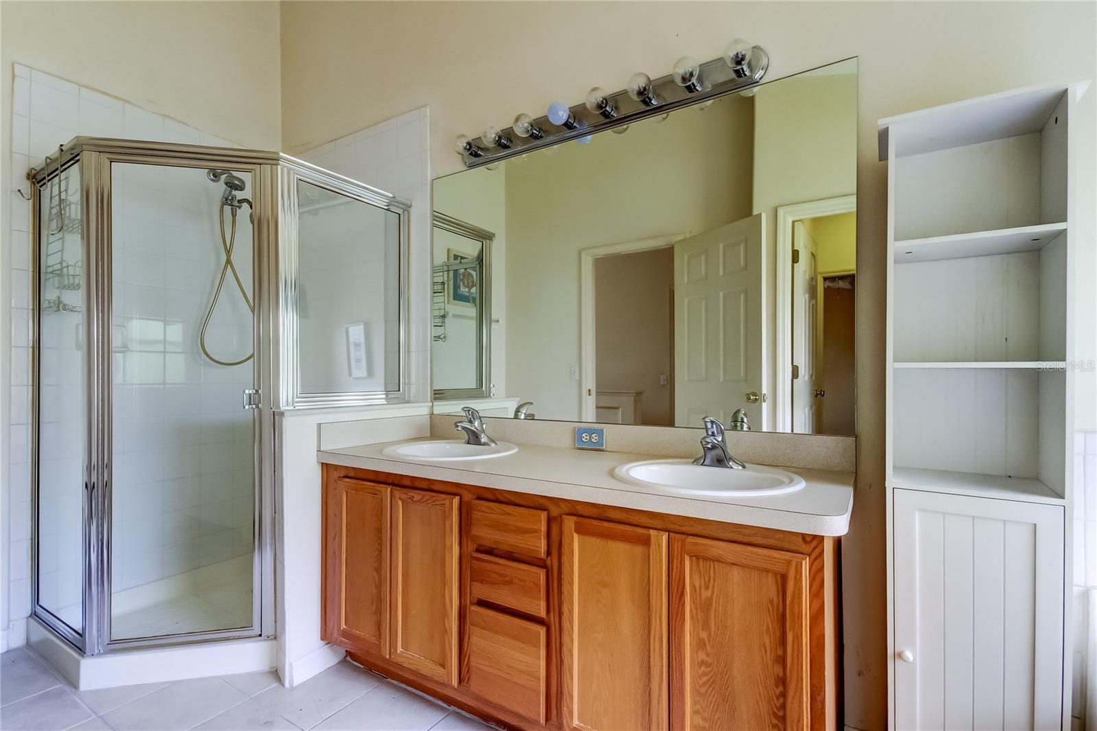 Full bath upstairs