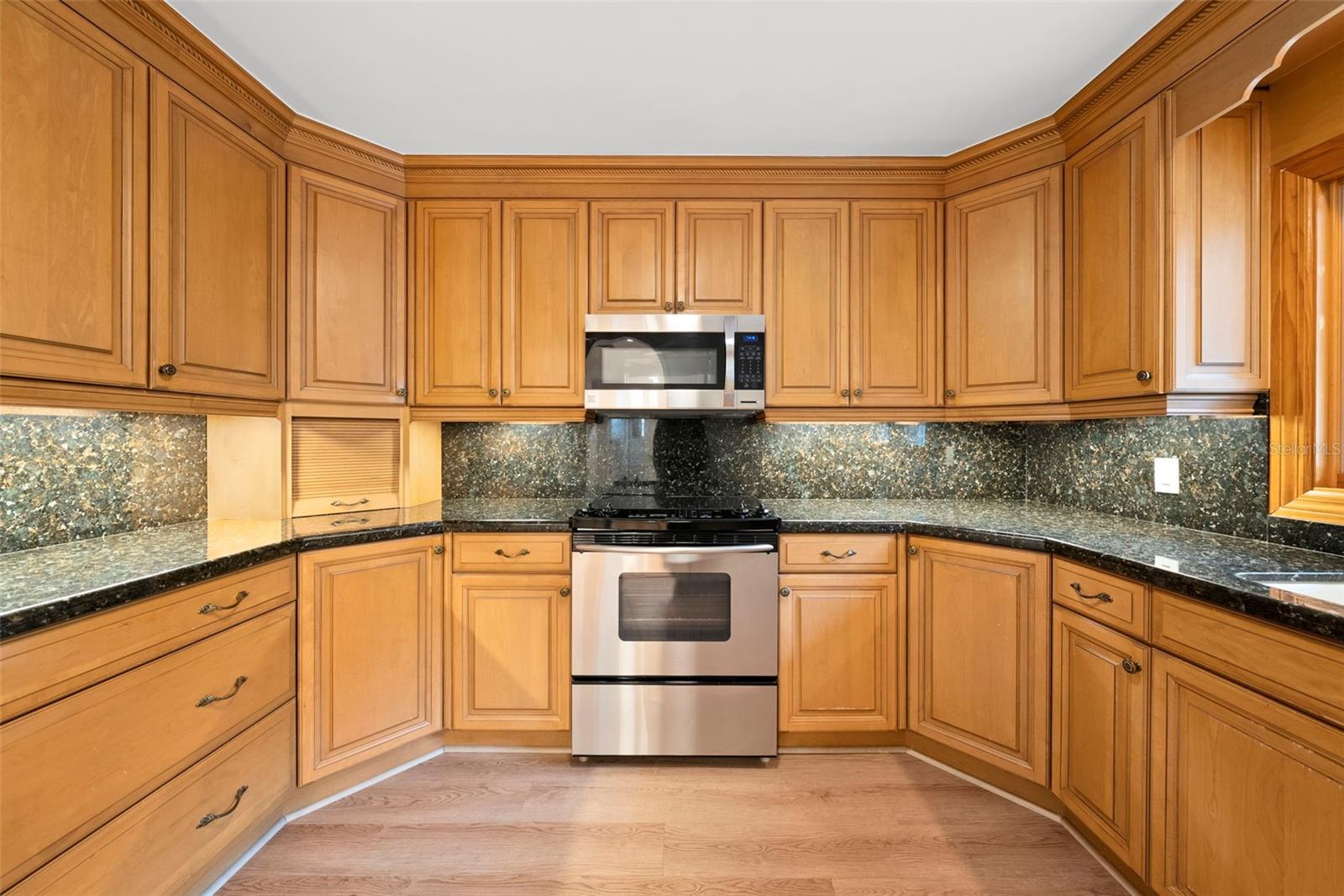 Granite countertops & stainless appliances