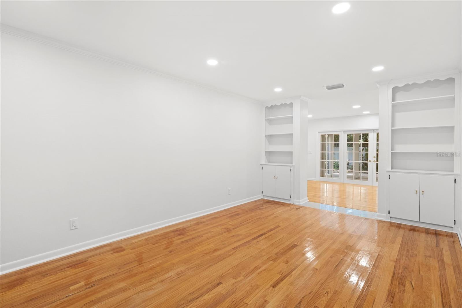 Living room w/ built-ins