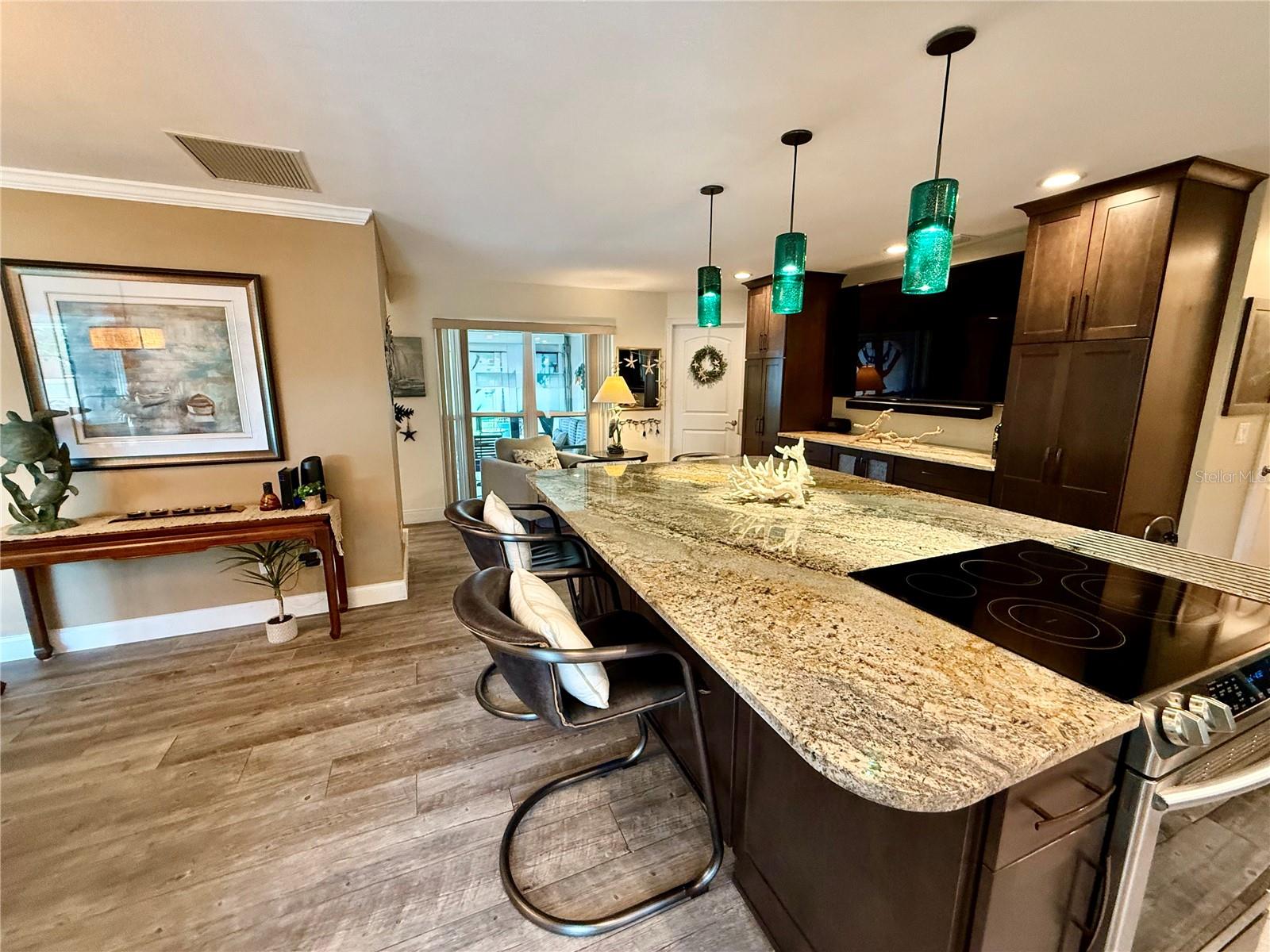 Breakfast bar, cooktop and separate under counter oven