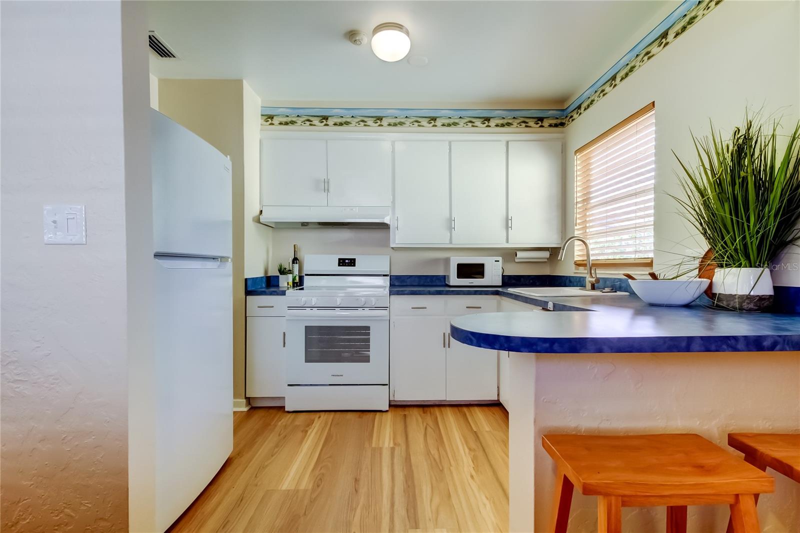 Kitchen with breakfast bar.