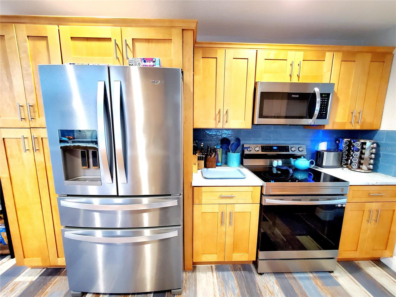 CABINETS & APPLIANCES