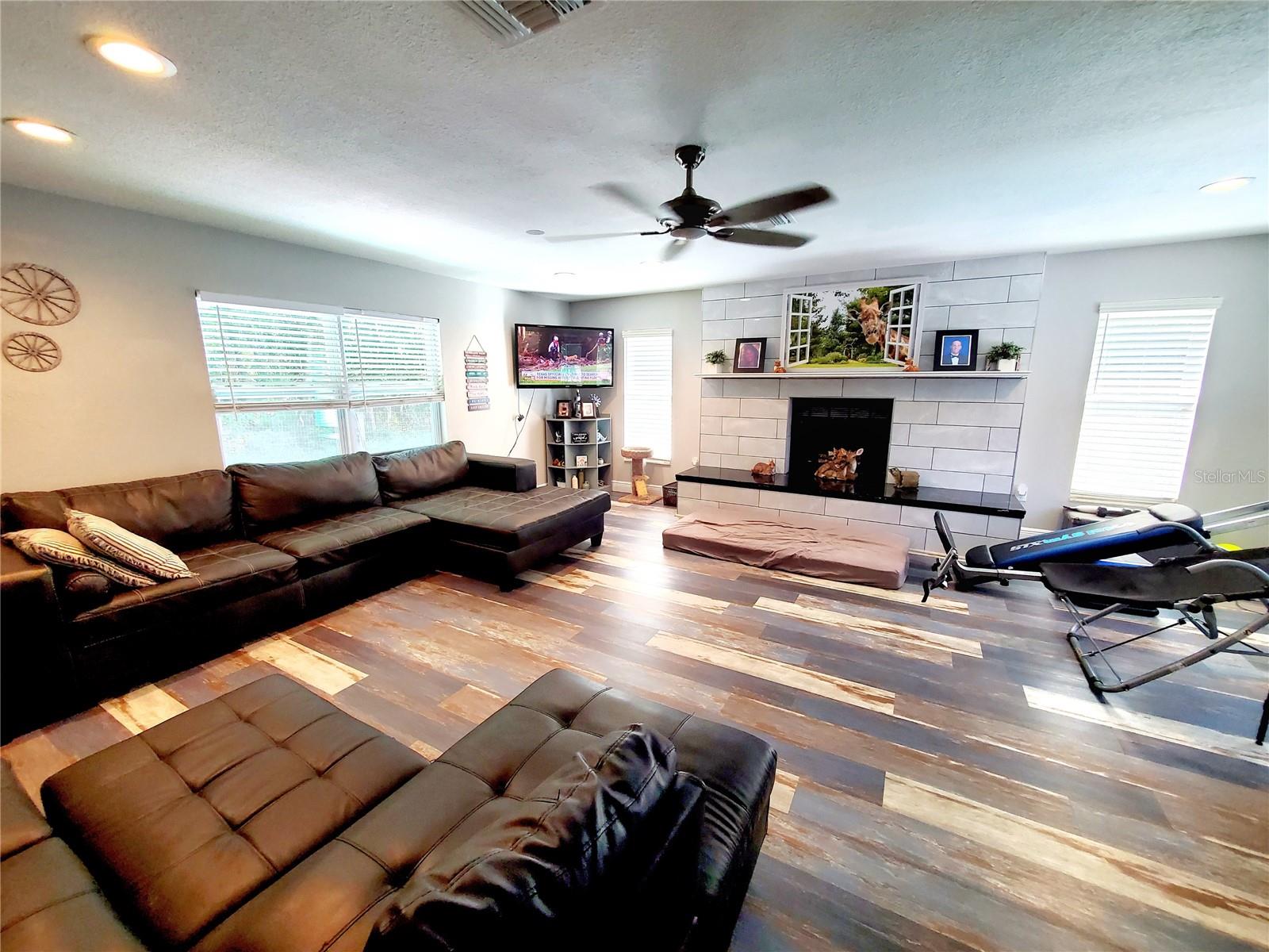 HUGE FAMILY ROOM