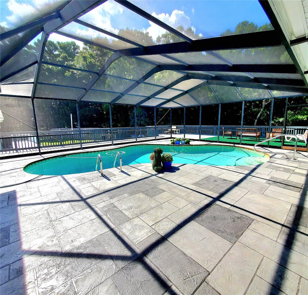 SCREENED POOL