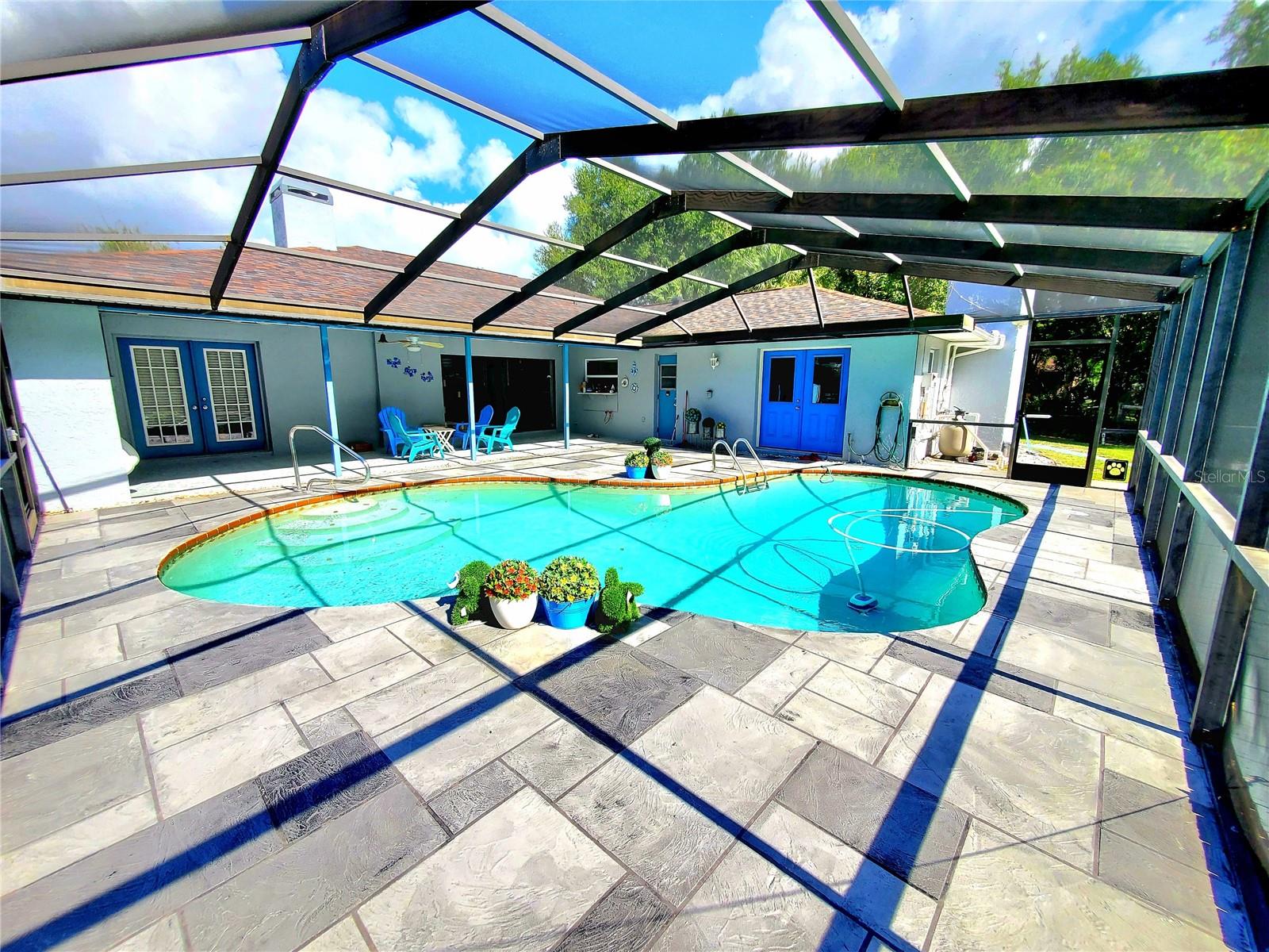 BEAUTIFUL POOL DECK