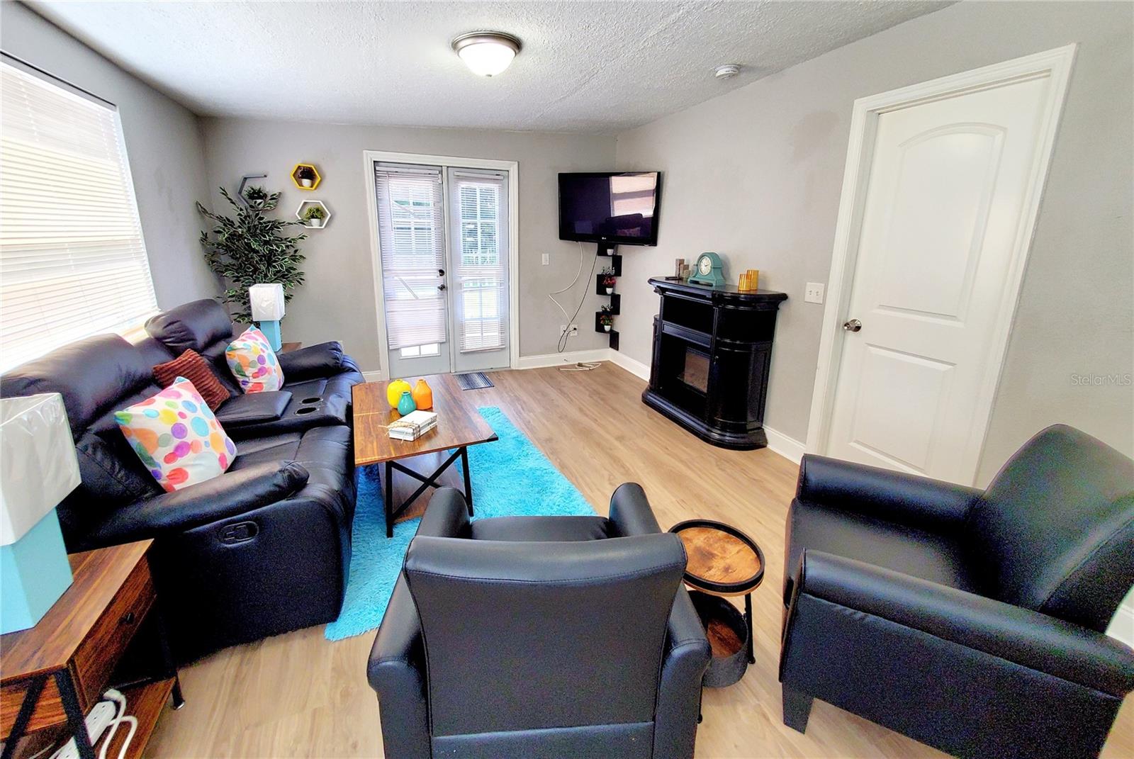 GUEST: LIVING ROOM