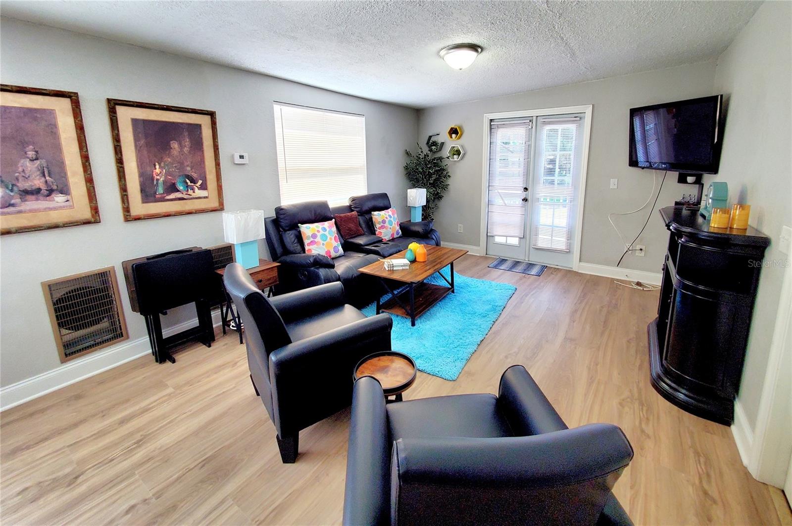 GUEST: LIVING ROOM