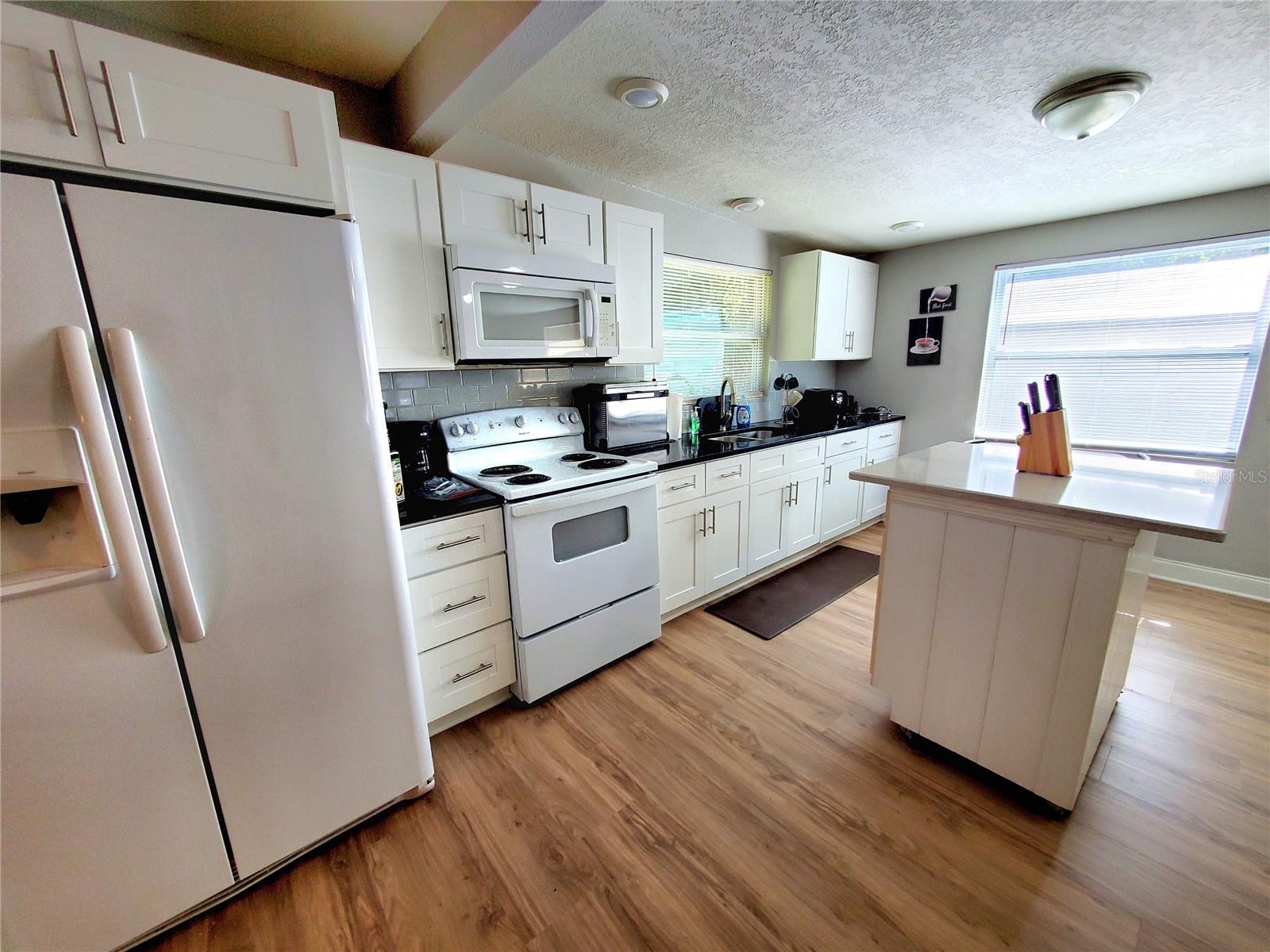 GUEST: ISLAND KITCHEN