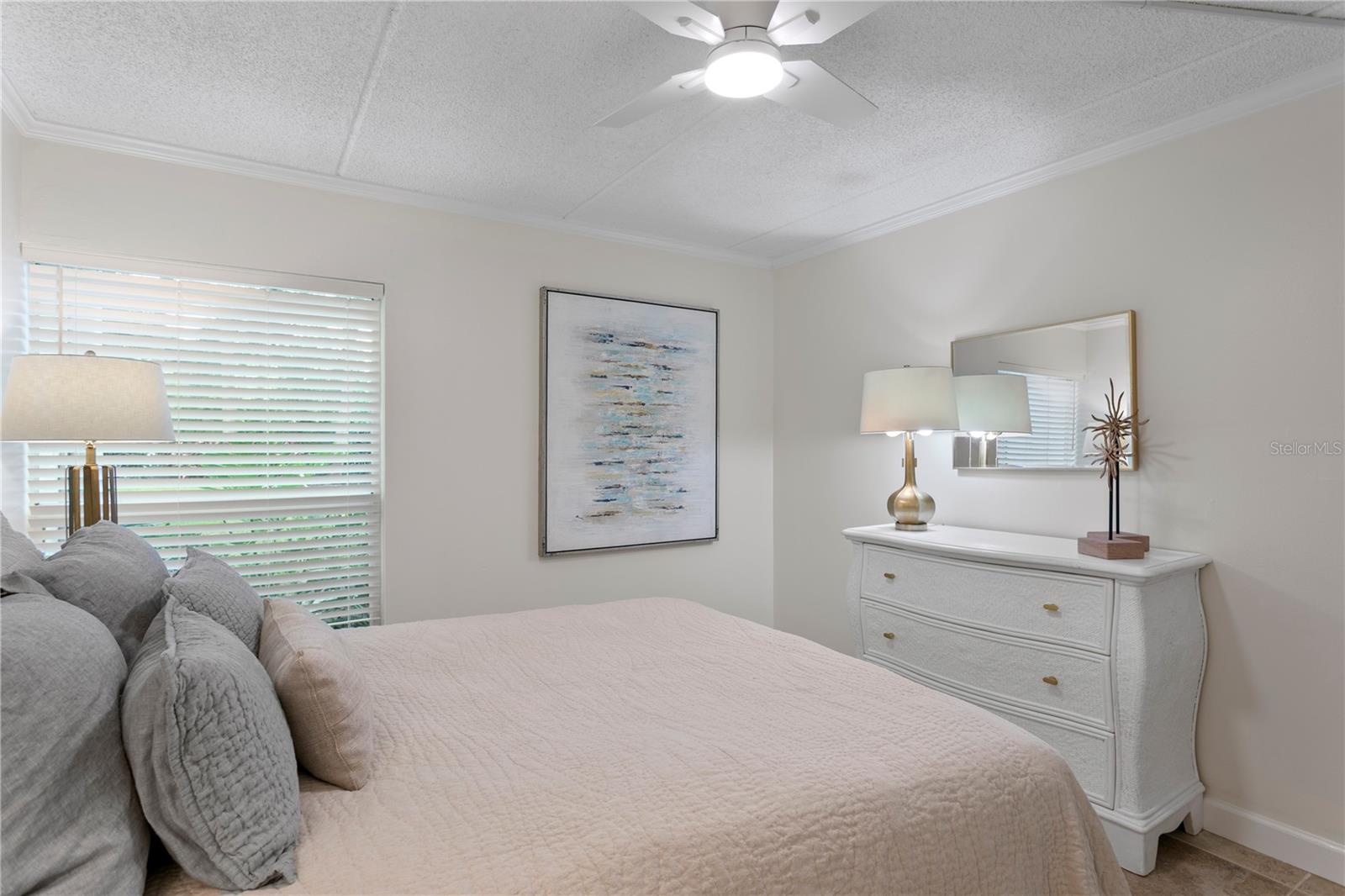 Cozy secondary bedroom, ideal for restful nights or versatile use as a guest room or office.