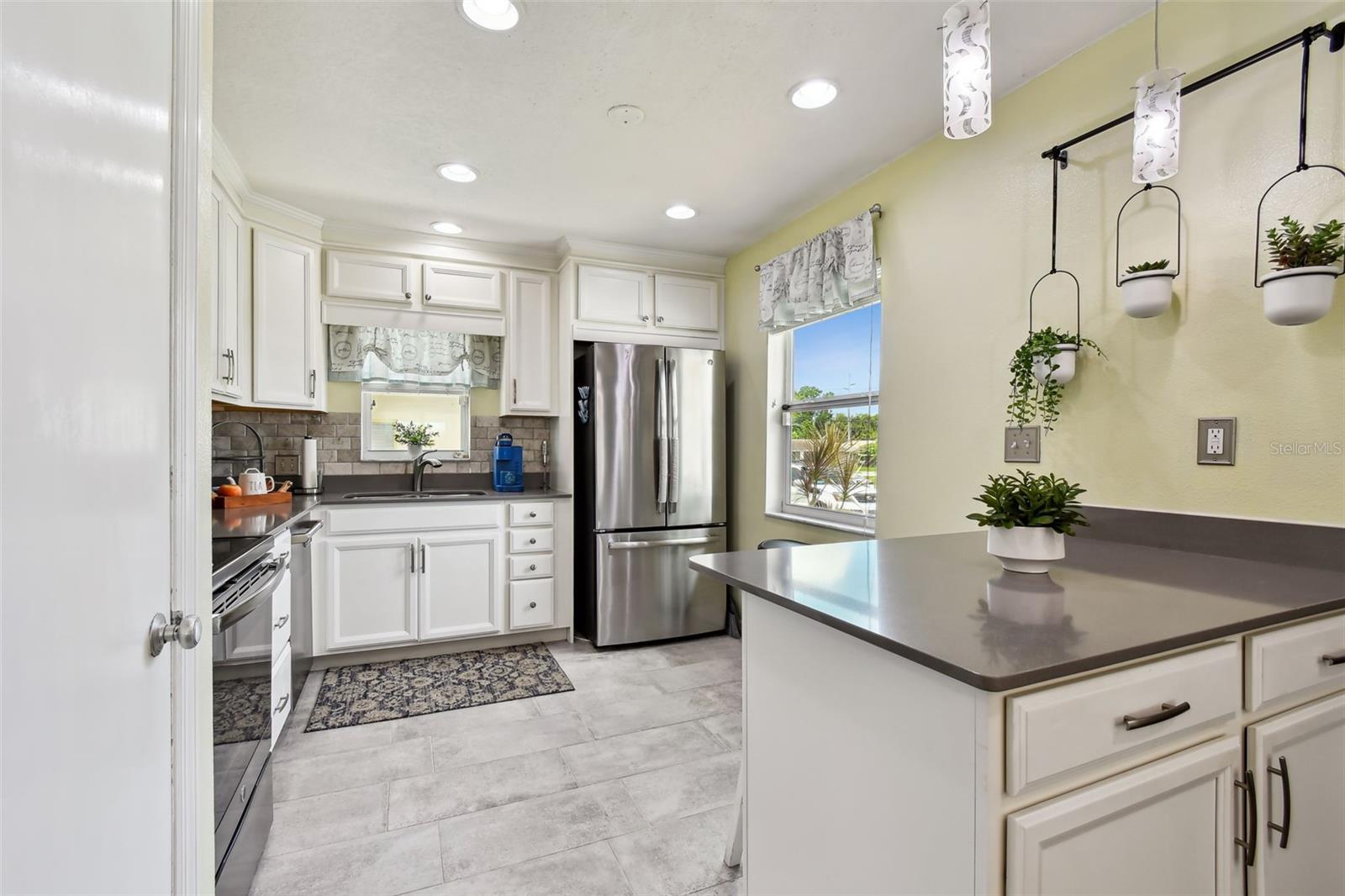 Kitchen - quartz countertops