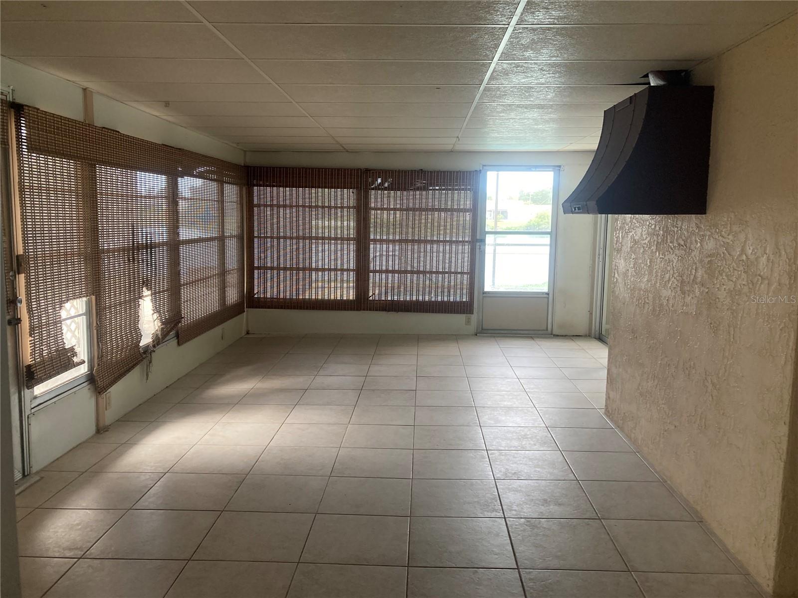 Huge Lanai. Hood Vent For Grilling.