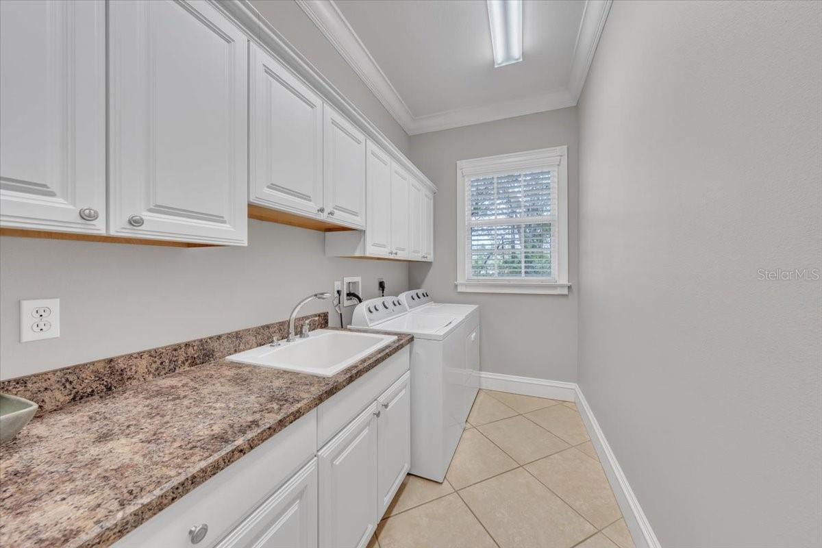 Laundry day made easy with this spacious and functional setup!