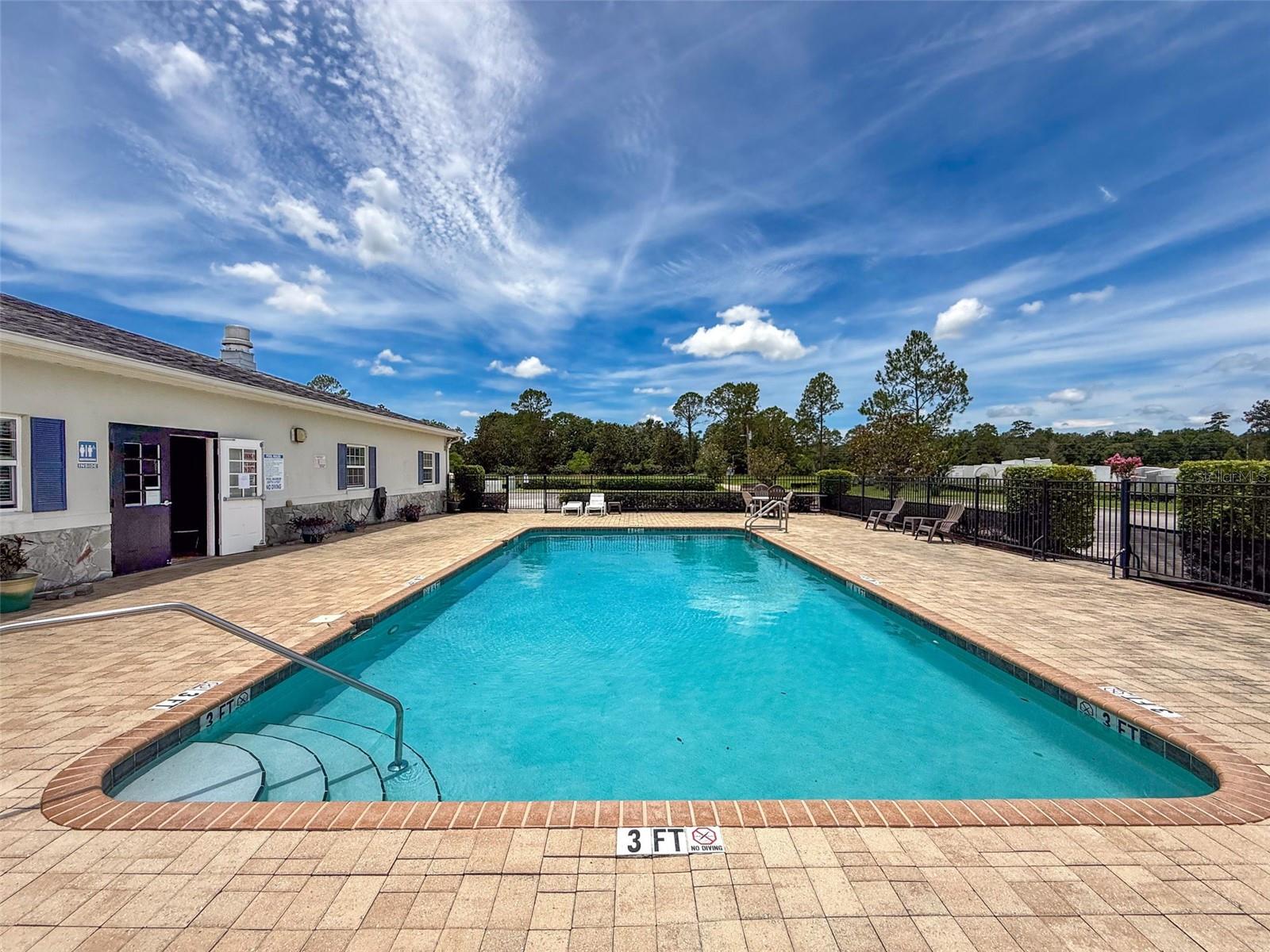 Community Amenities - Outdoor Pool