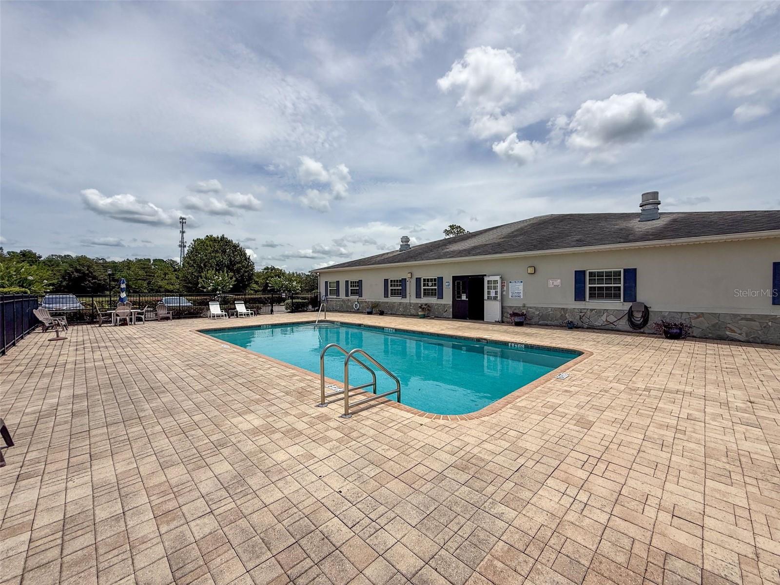 Community Amenities - Outdoor Pool