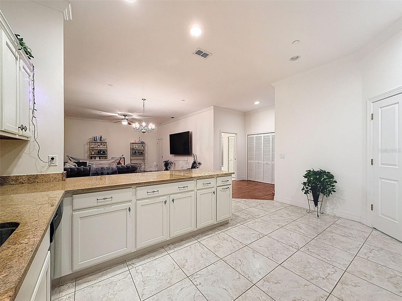 Large Breakfast Bar too