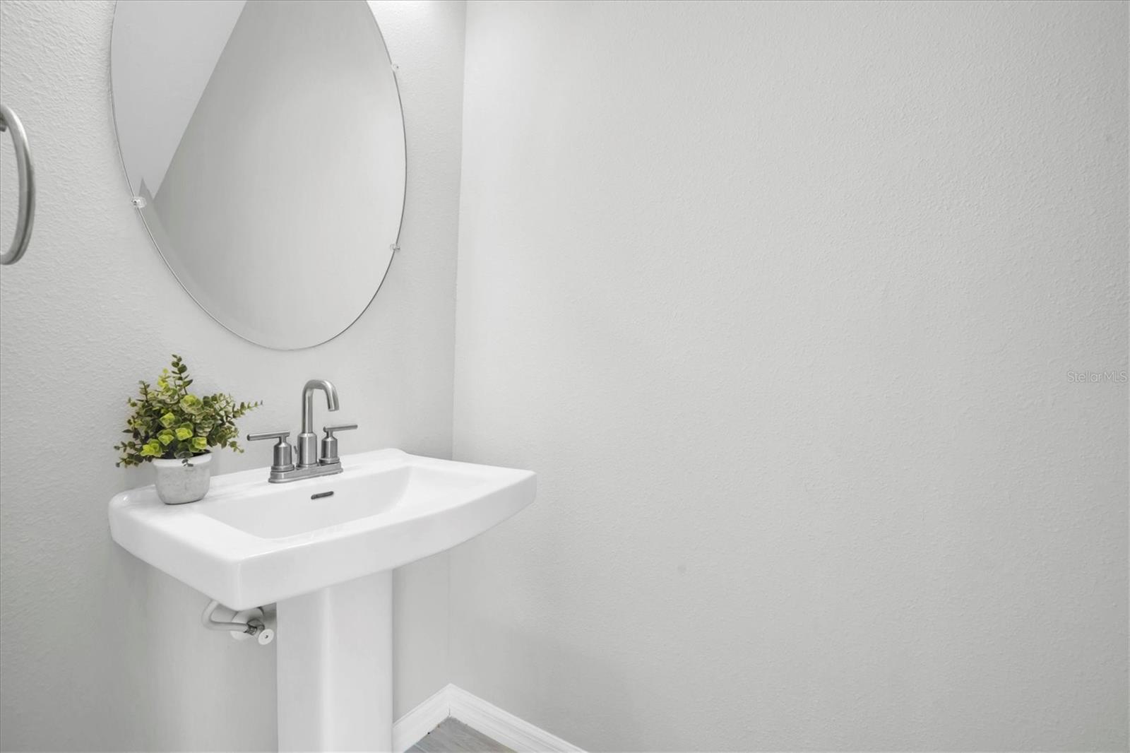 HALF GUEST BATH 1ST FL