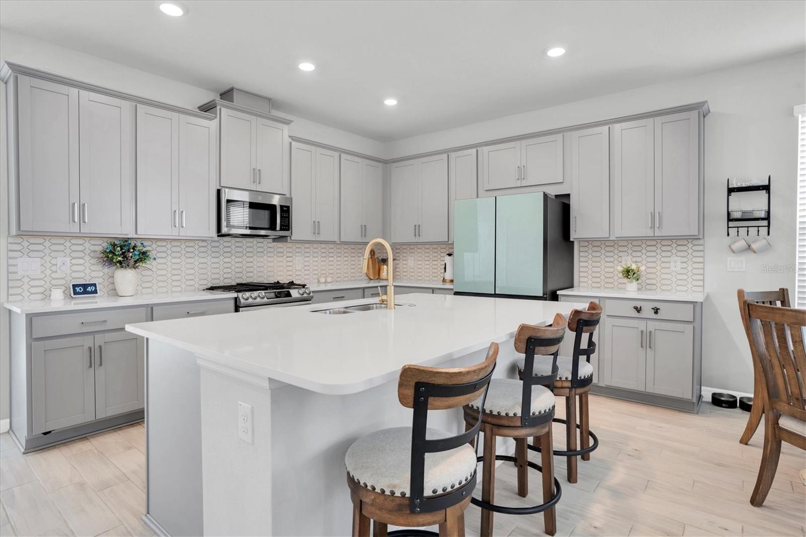 BEAUTIFUL KITCHEN WITH UPGRADES
