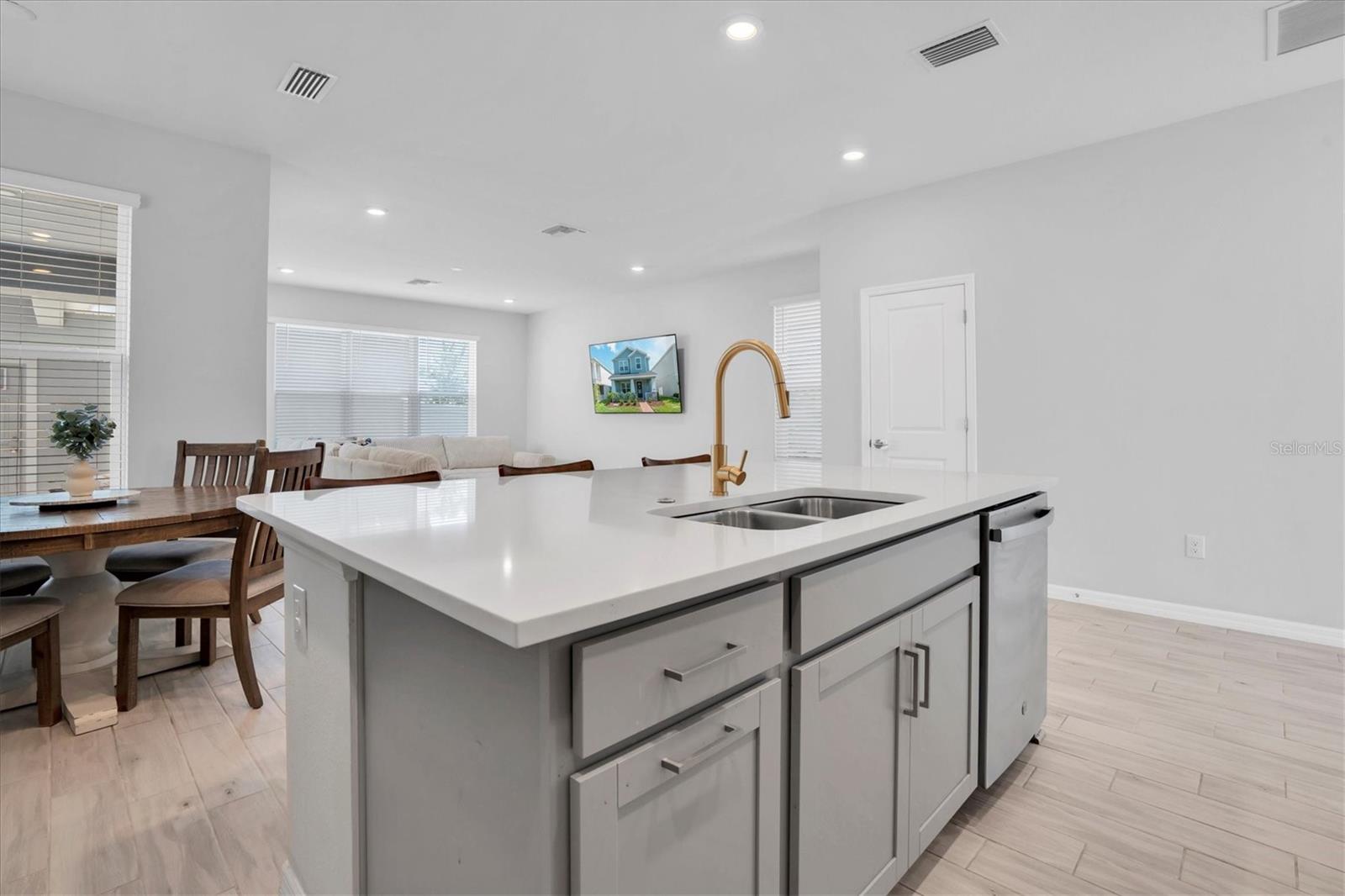 BEAUTIFUL QUARTZ COUNTERS & SPACIOUS ISLAND