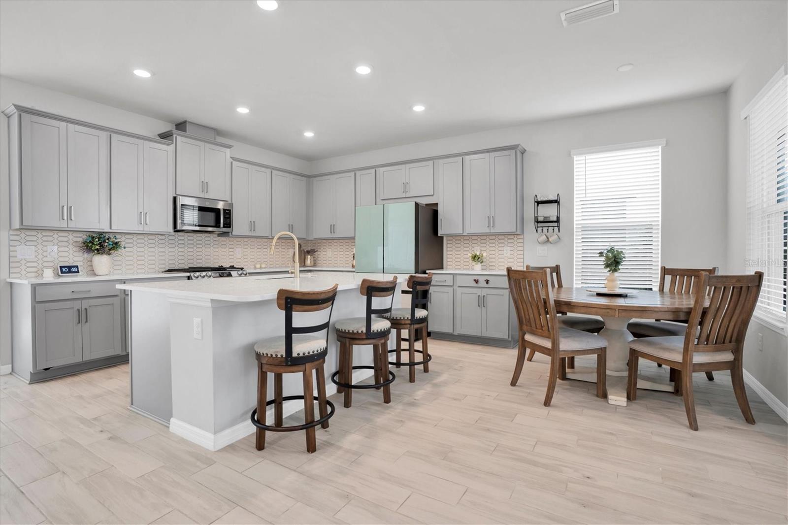 KITCHEN OPEN TO CAFE DINIGN SPACE