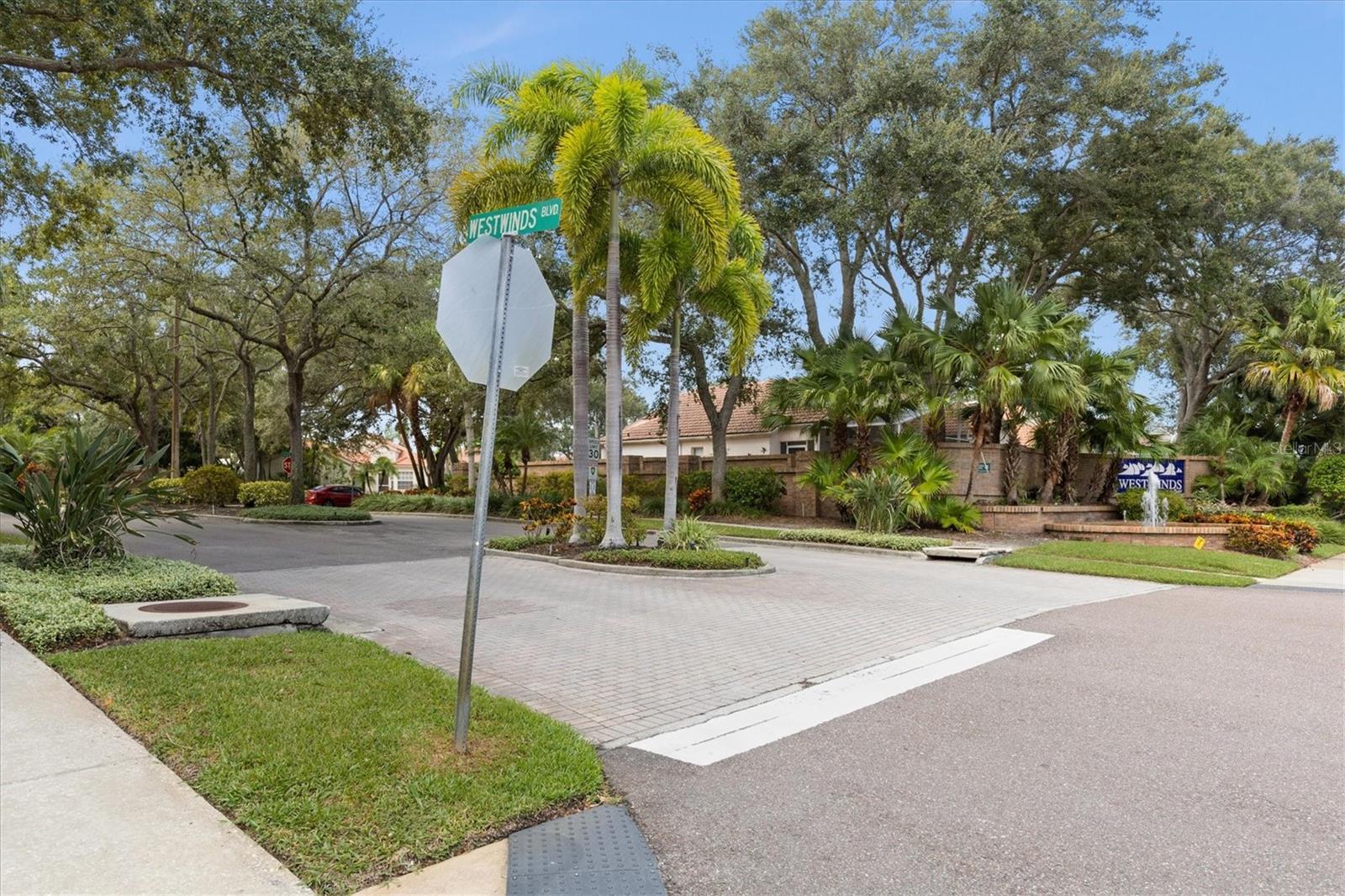 Nicely manicured front entrance way