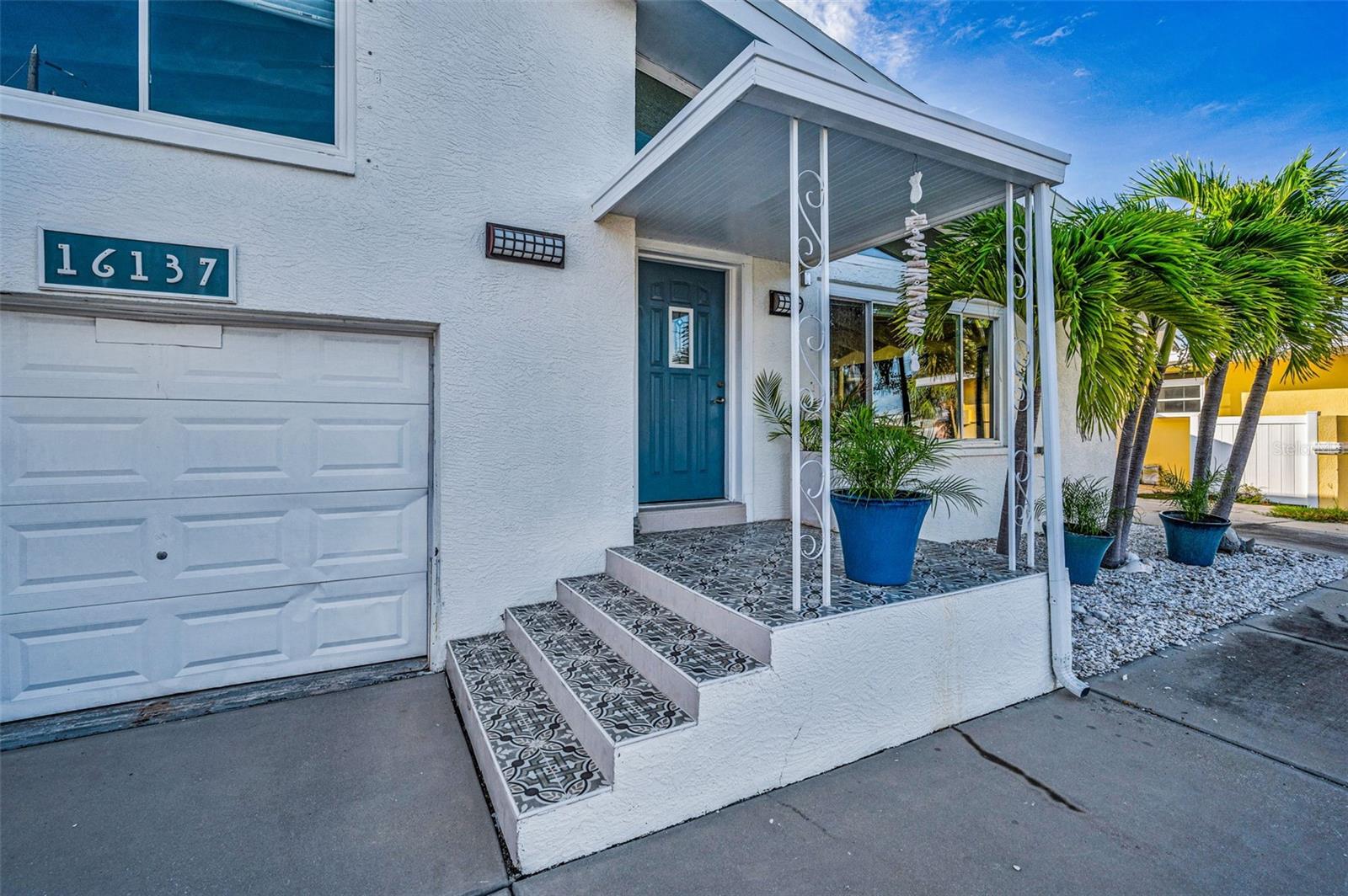 steps to front of house