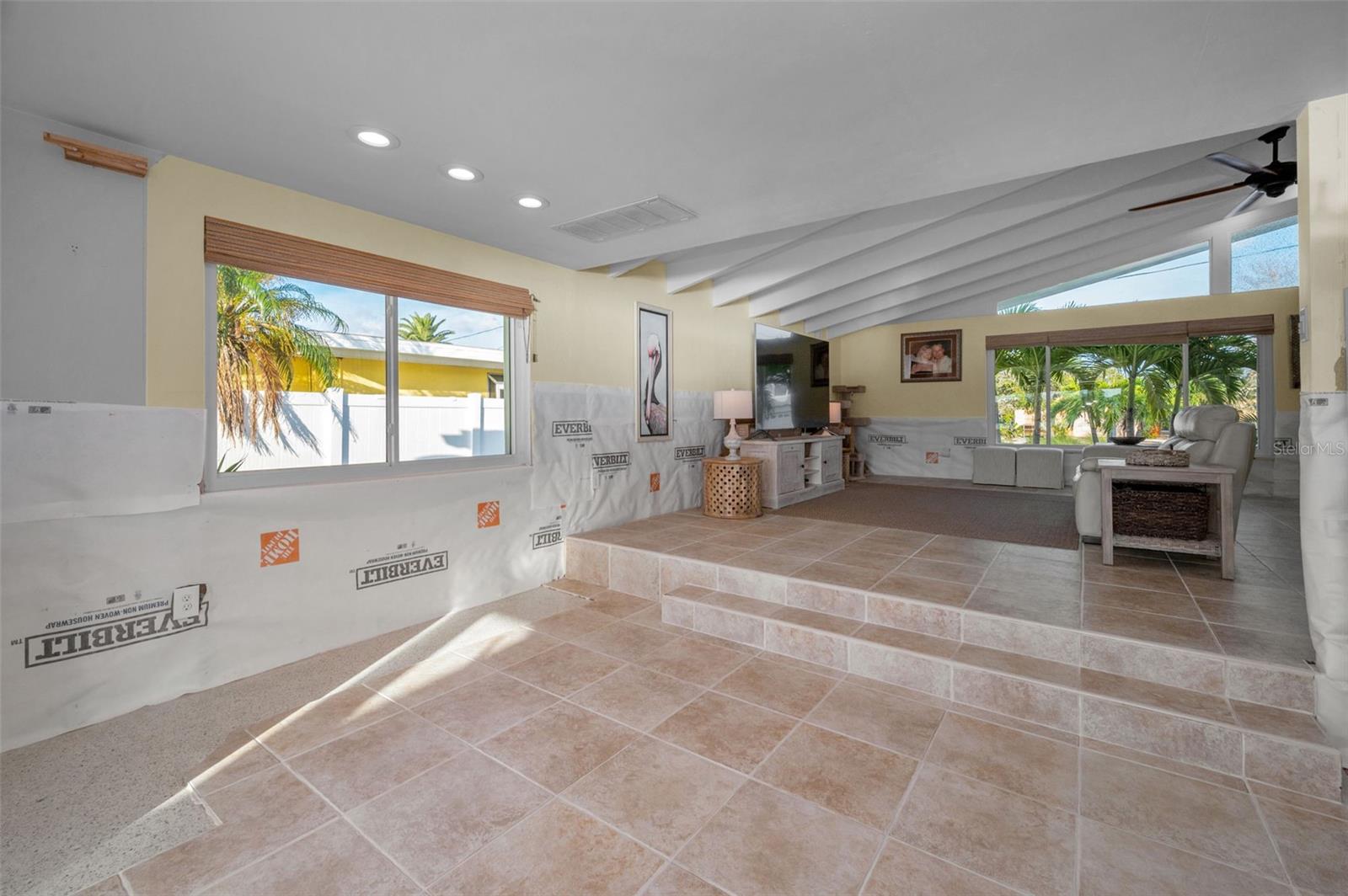 Living room/dining area
