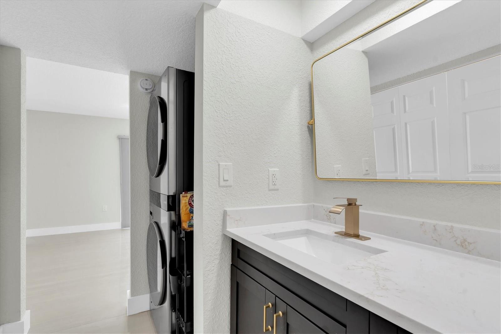 Primary bath with washer/dryer