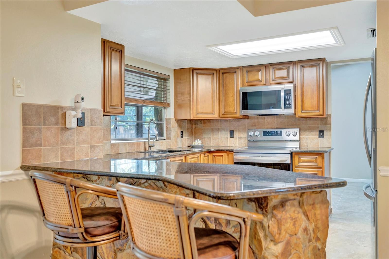 Kitchen with breakfast bar