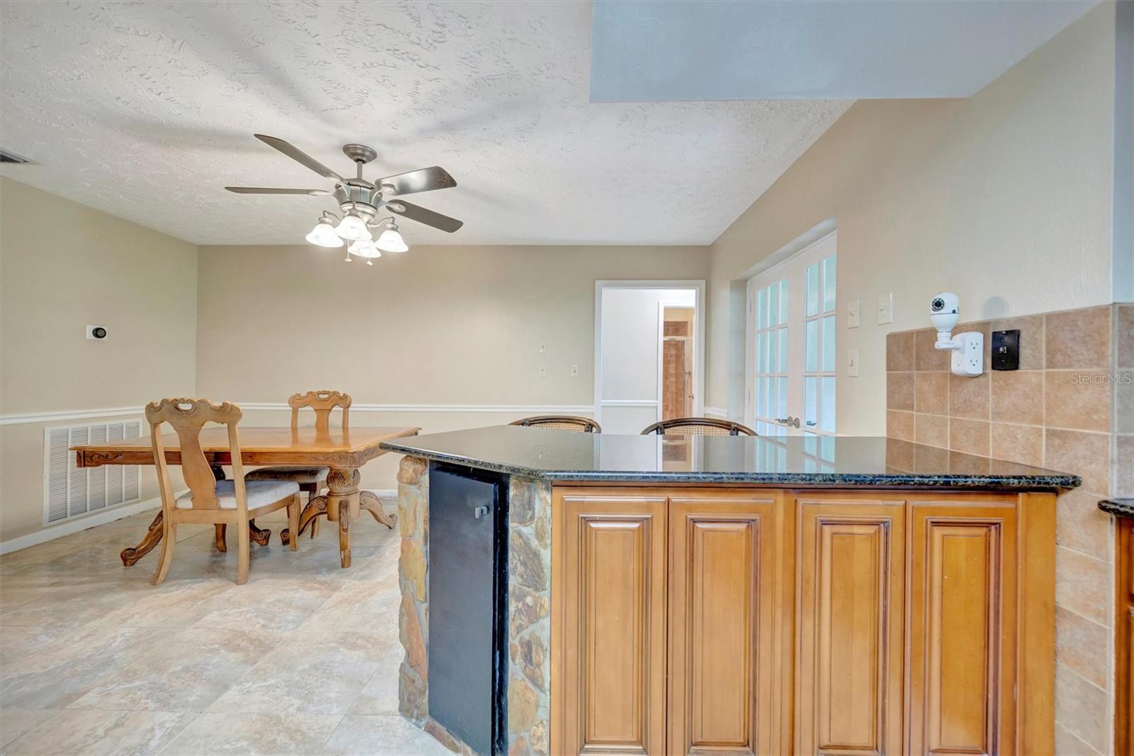 Spacious Breakfast Nook