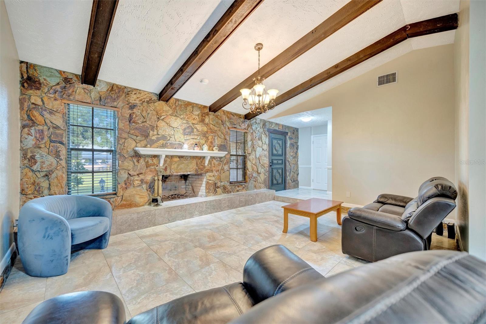 Comfortable living area with Fireplace