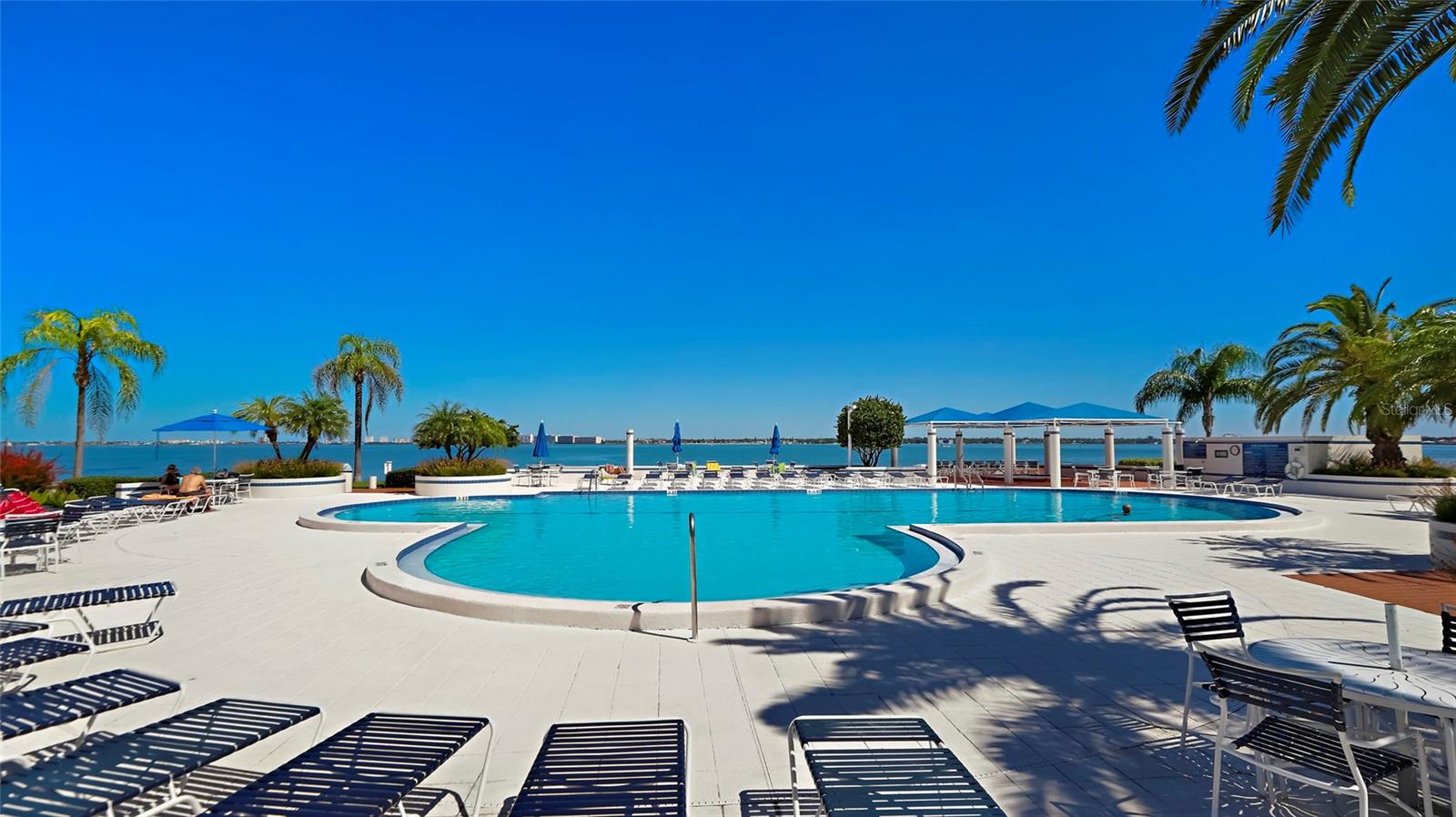 The pool aligning with the Boca Ciega Bay!