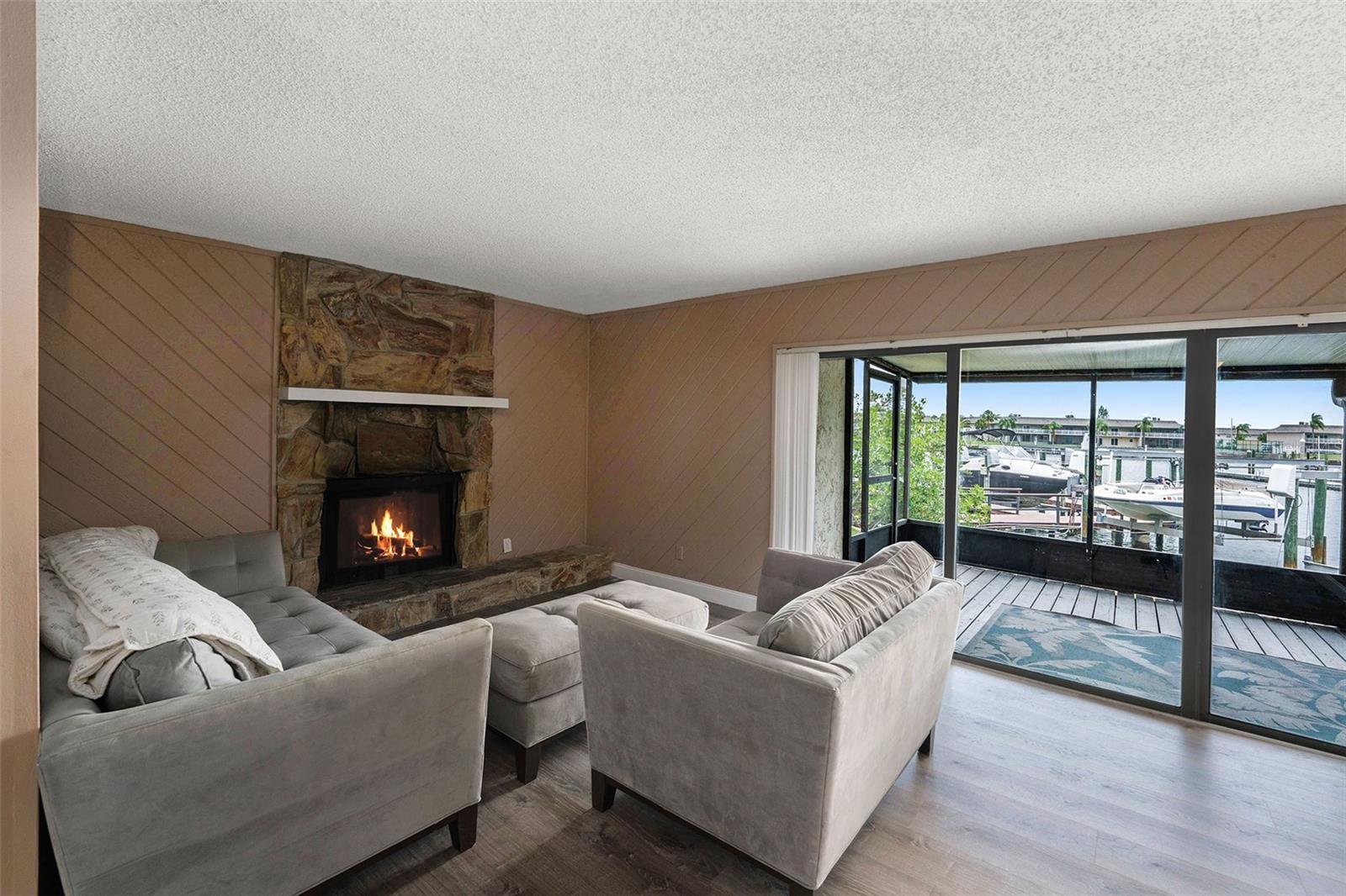 Vilving area with views of the water