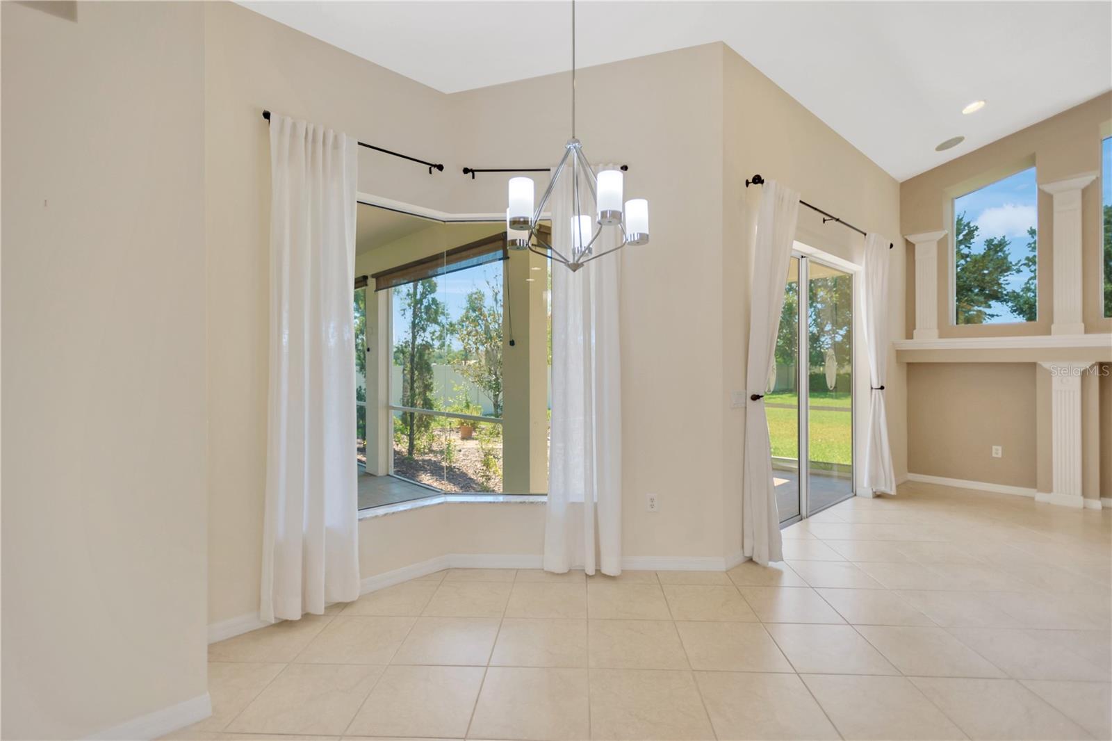 Breakfast nook with large window looking out to the lanai