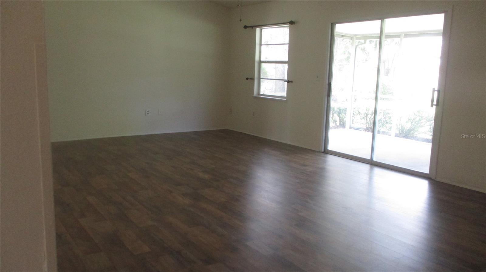 LARGE LIVING ROOM