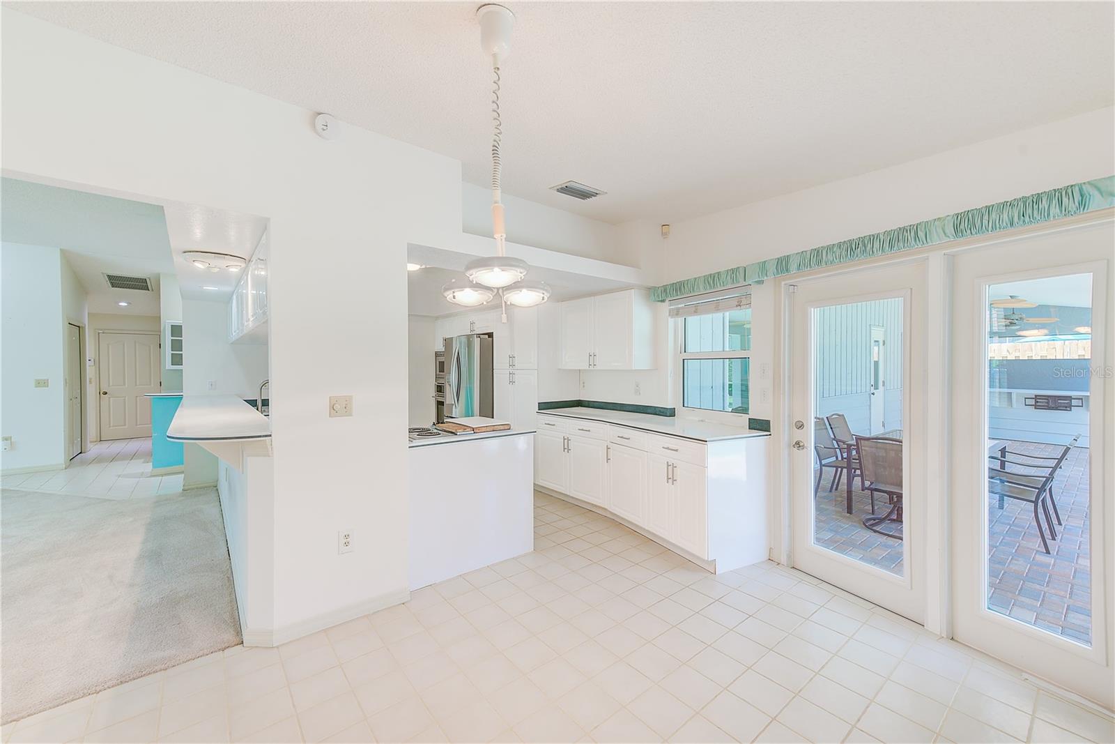 Breakfast nook / Kitchen with access to the pool area