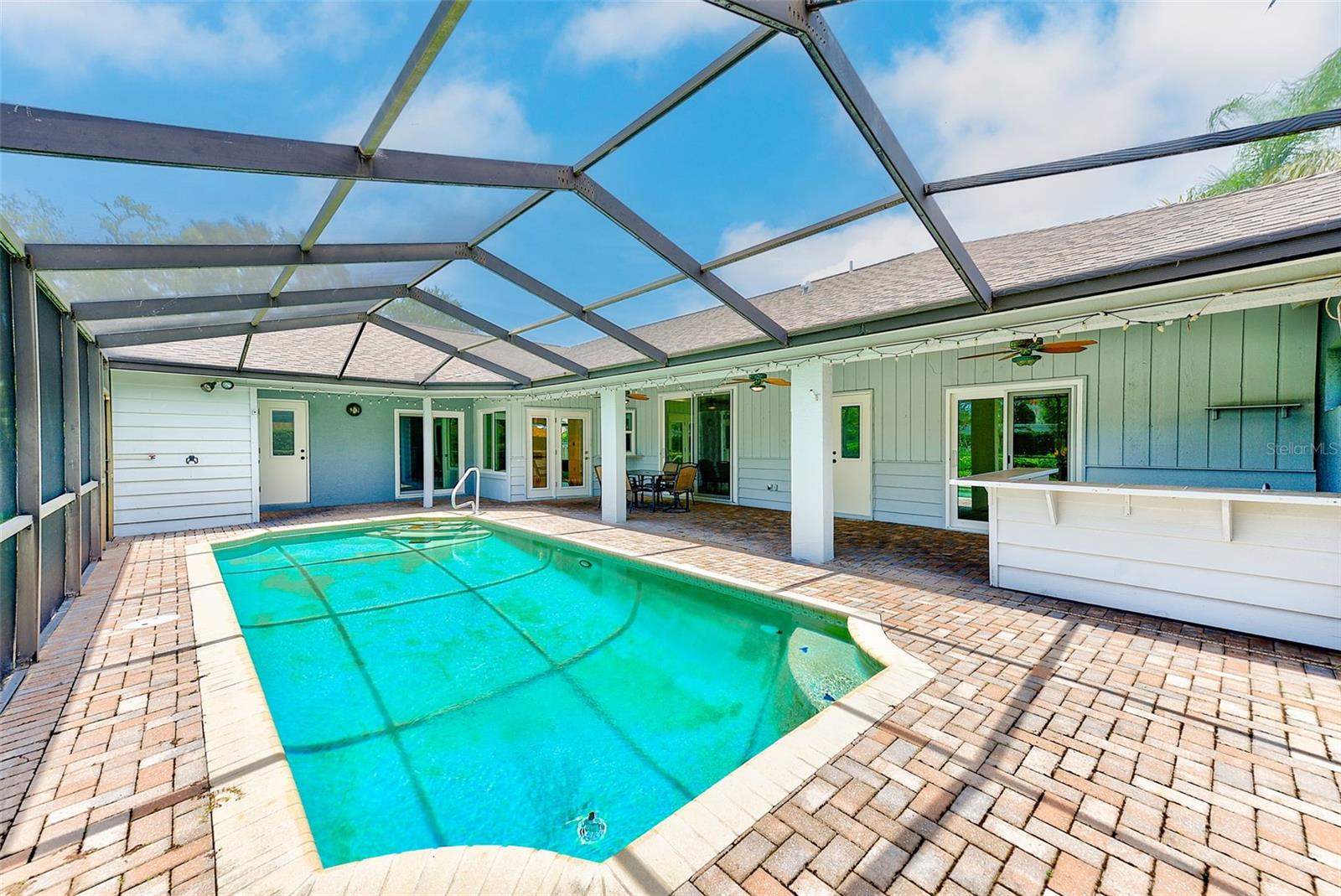 Access to the pool area from five rooms in the house