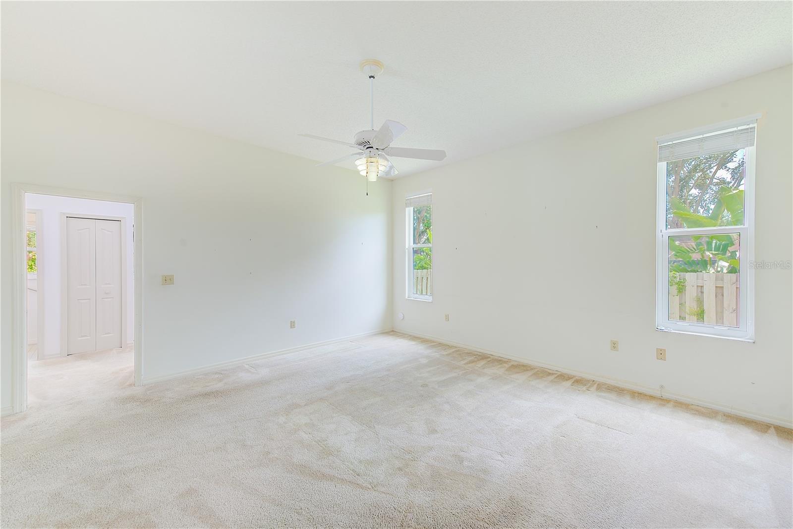 Large primate suite with vaulted ceilings