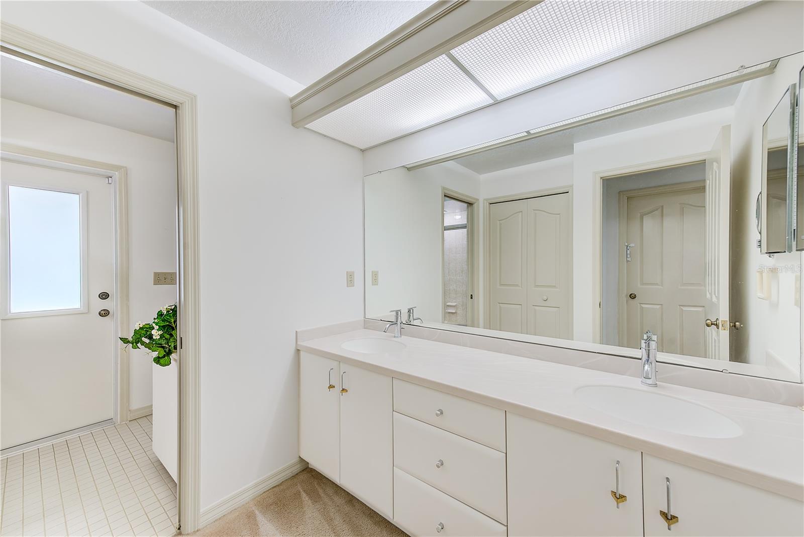 Bathroom 2 with access to the pool