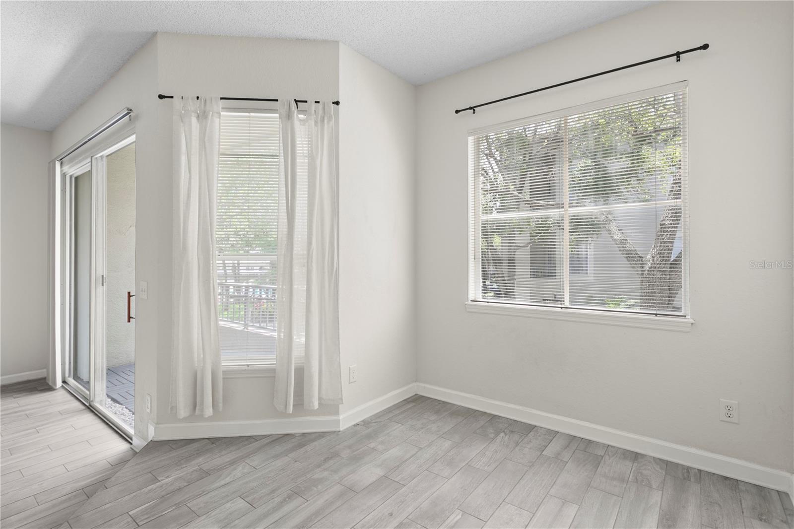 The versatile loft space adds flexibility to your layout — ideal for work, relaxing, or hobbies.