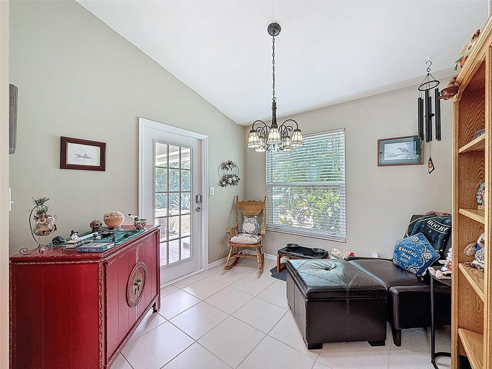 Breakfast room used as a reading room! Great idea!