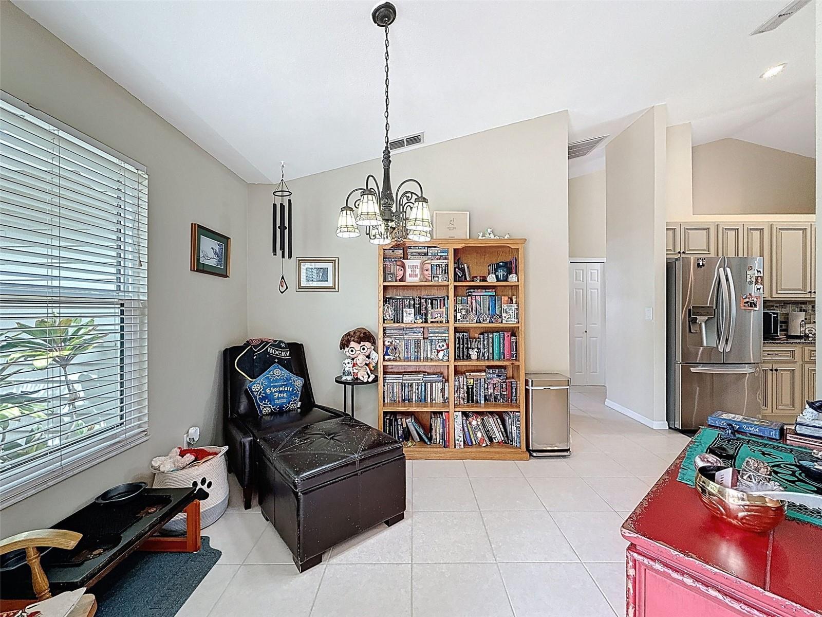 Breakfast room used as a reading room! Great idea!