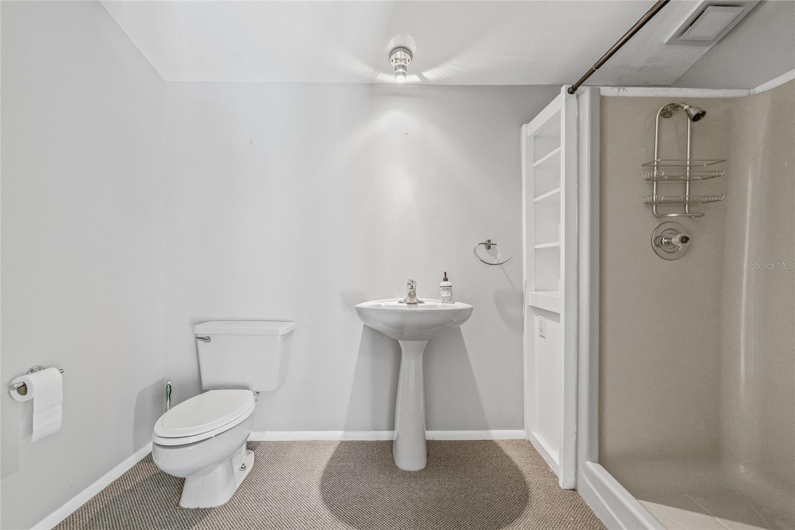 Guesthouse en-suite bathroom.