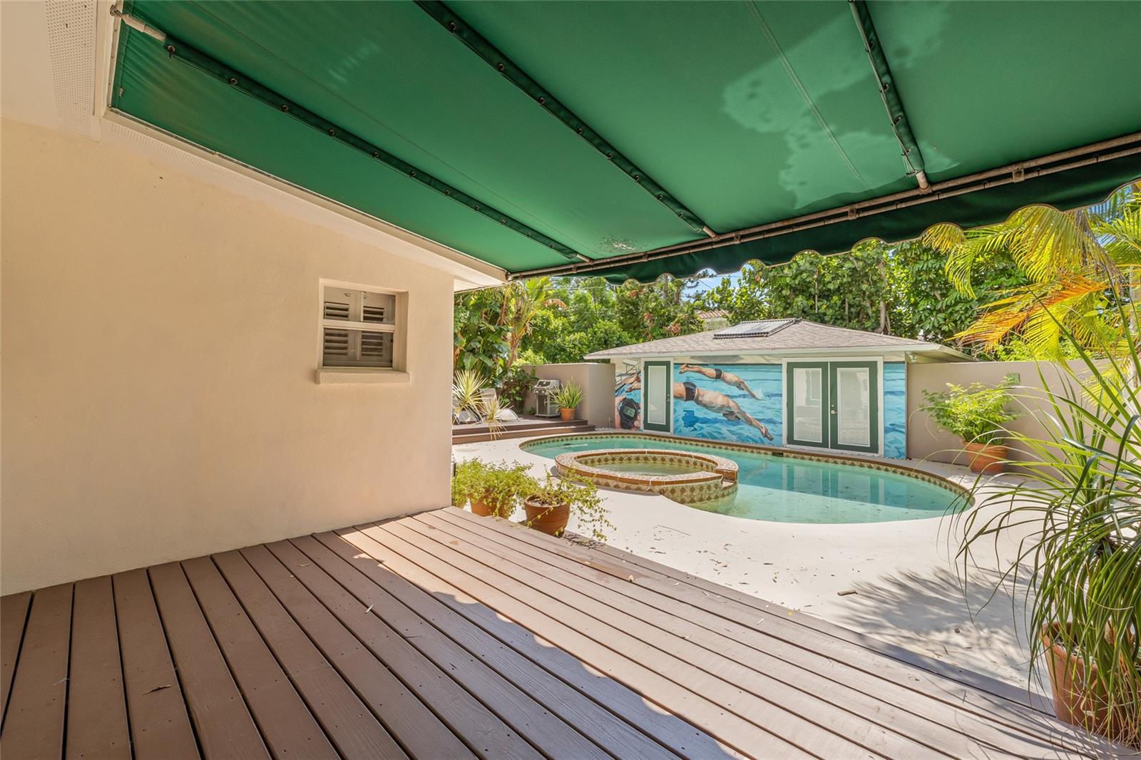 Porch without staging.