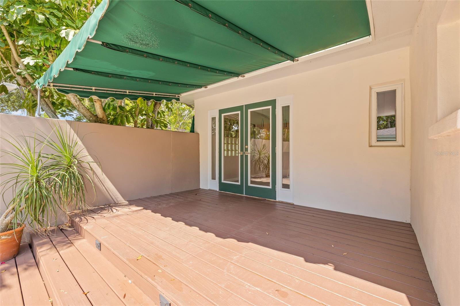 Porch without staging.