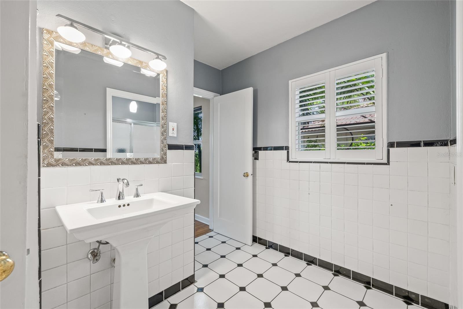 Front bedroom en-suite bathroom.